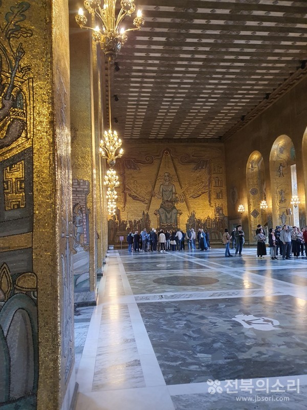 스톡홀름 시청사 2층의 ‘황금의 방’ 모습, 노벨상 시상식 후 축하 연회가 열리는 곳이다. 