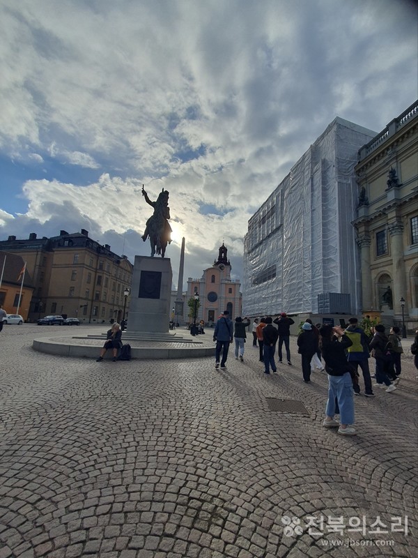 스톡홀름 구 시가지의 중심에 위치한 감라스탄 주변 광장 모습.