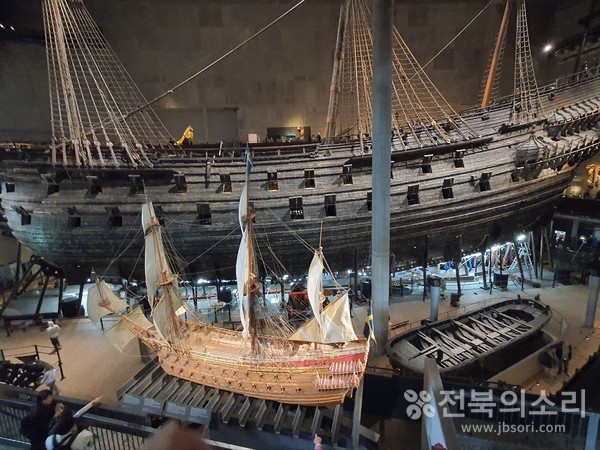 스톡홀름항에서 침몰한 스웨덴 왕실의 전함인 '바사호'가 전시된 바사 박물관 내부 모습.
