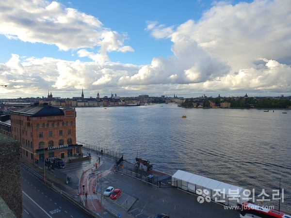 스톡홀름 남쪽에 위치한 피알가탄 뷰 포인트(Fjällgatan viewpoint)에서 바라본 도심 풍경들.(사진 위, 아래)