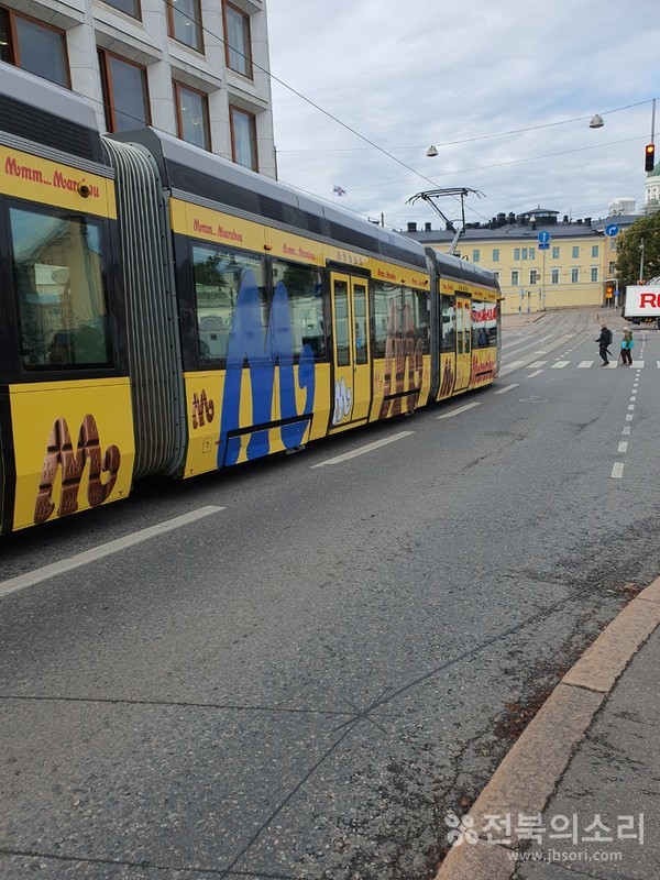 핀란드 수도 헬싱키 시내 중심을 달리는 트램(노면 전차) 모습.