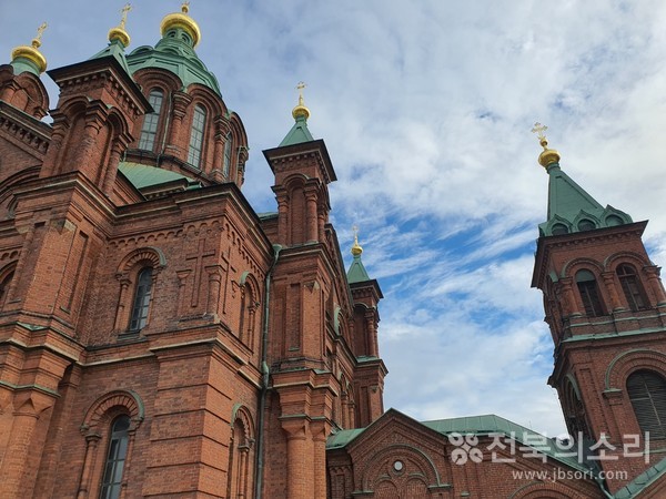 우스펜스키 대성당과 사원 전경(사진 위, 아래)
