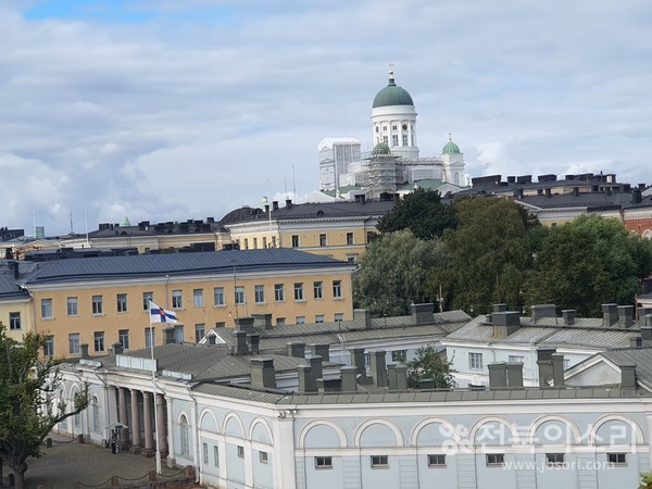 우스펜스키 사원에서 바라보이는 대통령궁 모습.