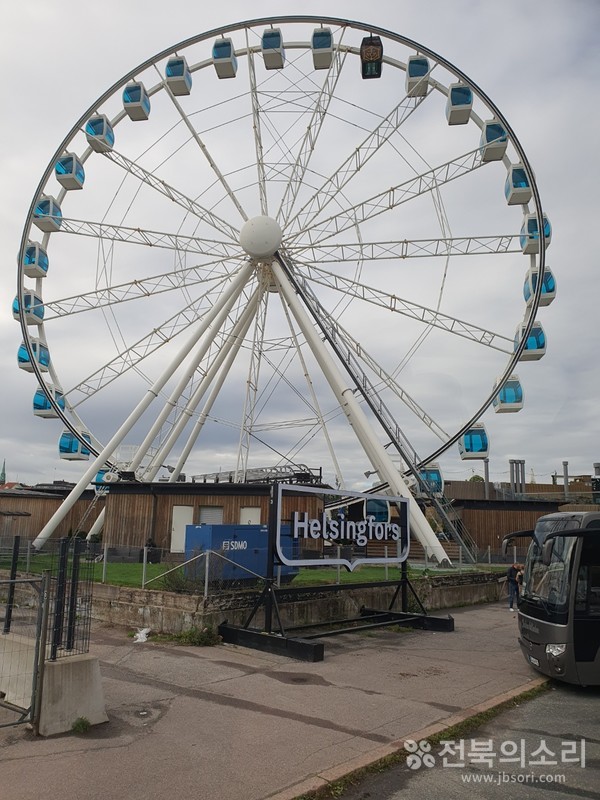 헬싱키 항구 주변의 놀이기구 모습. 
