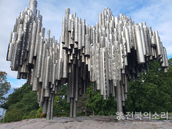 헬싱키 시내 외곽에 위치한 '시벨리우스 공원' 내 조각 작품.
