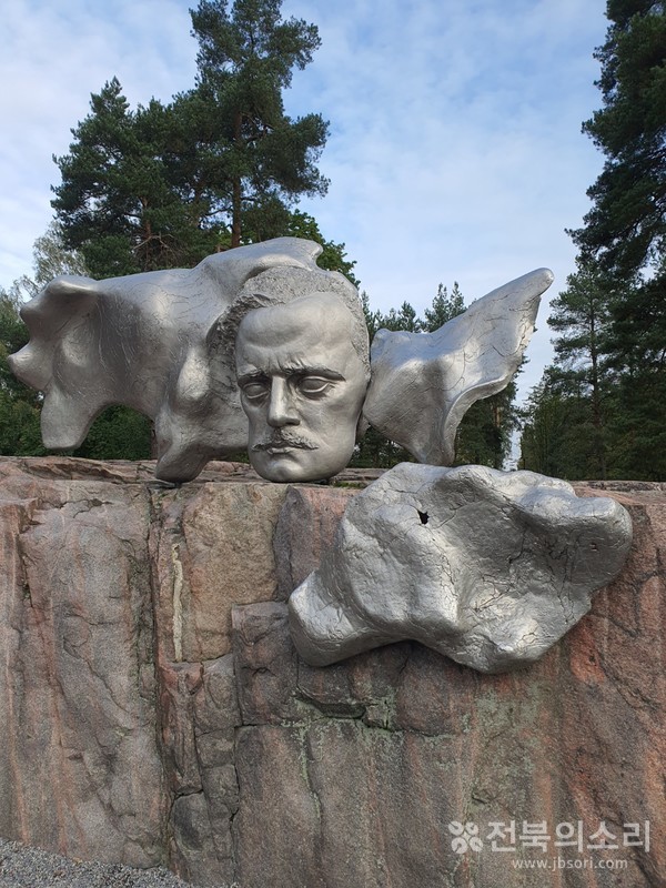 시벨리우스 공원 입구에 전시된 핀란드의 대표 작곡가이자 음악가인 시벨리우스 두상. 