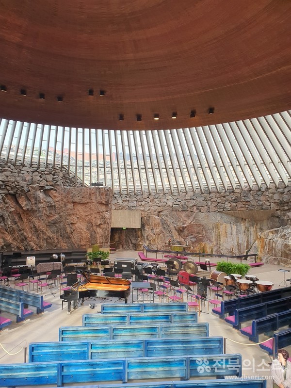 템펠리아우키오 교회(Temppeliaukio Church) 내부 모습.