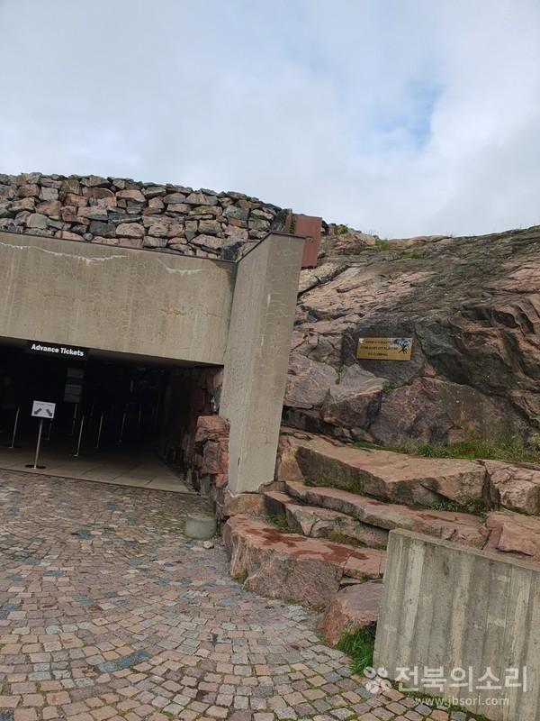 '암석 교회'로 불리는 템펠리아우키오 교회의 입구 모습.