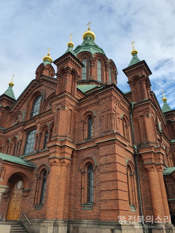 화려한 건축 양식을 자랑하는 '우스펜스키 대성당' 외부 모습. 