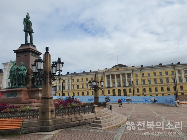 '알렉산드르 2세' 기념 동상과 광장 주변의 관공서 건물들 모습.