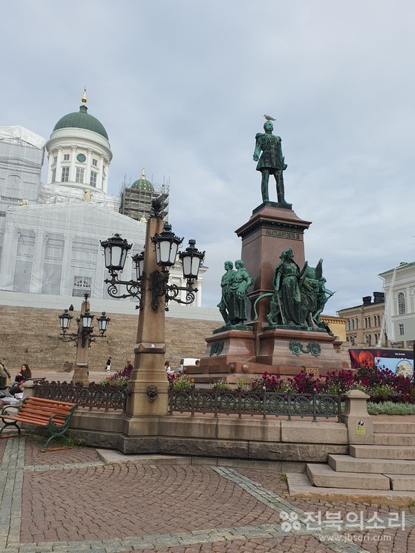 러시아 황제 '알렉산드르 2세' 기념 동상이 세워져 있는 광장. 뒤로 보이는 헬싱키 대성당 축성 당시 그는 핀란드 대공을 겸하고 있었다고 한다.