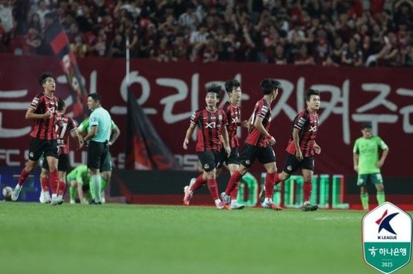 전북 현대는 27일 오후 7시 서울월드컵경기장에서 열린 2025 하나은행 K리그 1 31라운드 맞대결서 FC서울과 1-1로 비겼다.(사진=한국프로축구연맹 제공) 