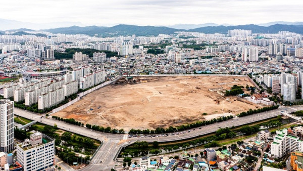 옛 전방·일신방직 공장 부지 철거 후 모습(사진=챔피언스시티 복합개발 피에프브이 제공)