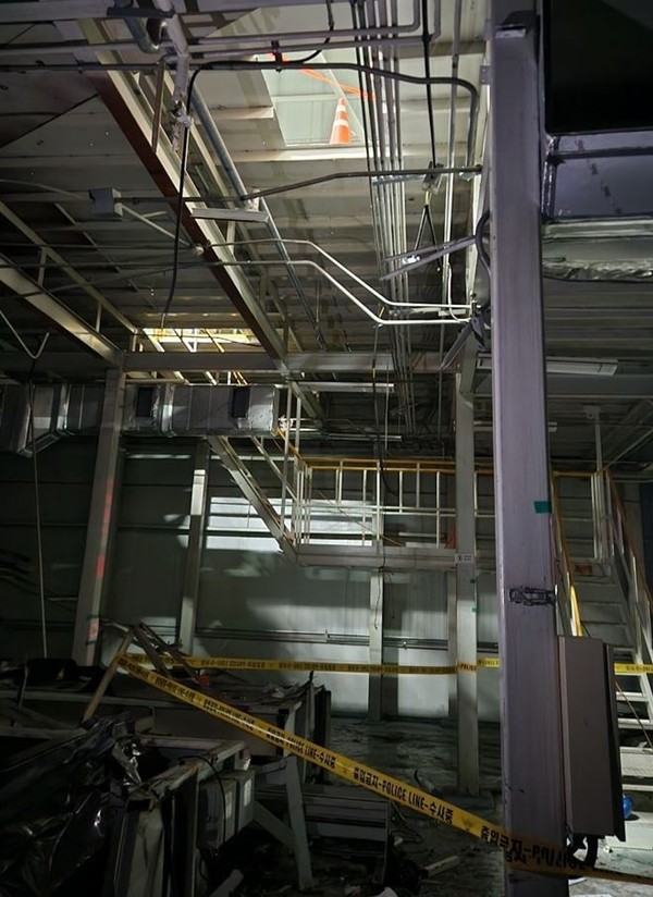 3일 오후 9시 28분께 완주군 봉동읍 현대자동차 전주공장 도장공장에서 철거작업을 하던 재하청업체 소속 노동자가 약 5.6ｍ 아래로 떨어져 숨졌다.(사진=전북특별자치도 소방본부 제공)