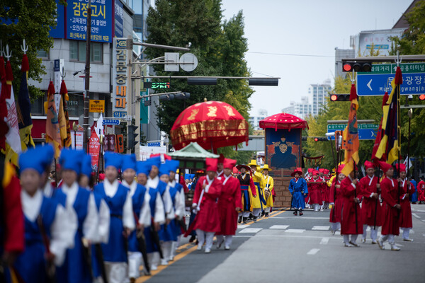 ‘조선왕조의 본향’ 전주에서 왕의 초상화를 모시는 전통 의례가 18일 전주시내 일원에서 재현됐다.(사진=전주시 제공)