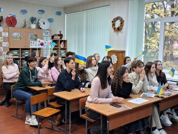  필자는 심혈을 기울여 1,2,3차 공동수업을 통해 세계 연대를 실천했다. 누군가는 해야할 교육 신념으로 한국이 중심되는 7개국  학생들이 한자리에 만났다.(사진=조은경 제공)