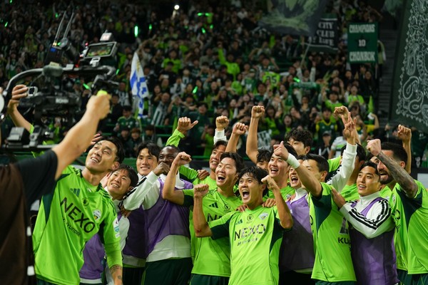 전북 현대는 8일 전주월드컵경기장에서 열린 하나은행 K리그1 2025 36라운드에서 대전 하나시티즌을 상대로 3-1로 승리하며 통산 10번째 우승 위업을 달성했다.(사진=전북 현대 모터스 제공)