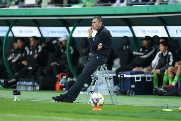 8일 열린 경기 도중 사다리와 아이스박스를 가져와 앉아서 팀을 지휘하고 있는 포옛 감독.(사진=전북 현대 제공) 