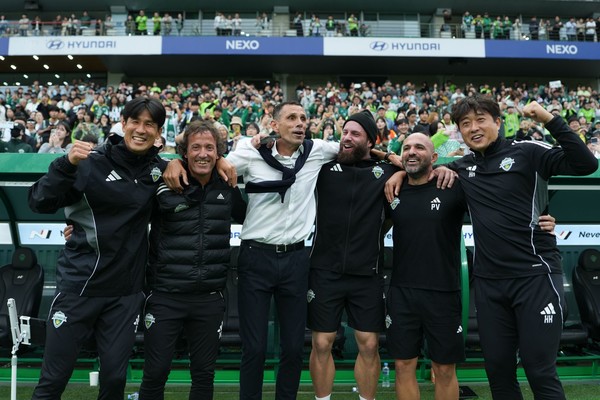 10월 18일 조기 우승을 확정지은 전북 현대의 포옛 감독(가운데)은 