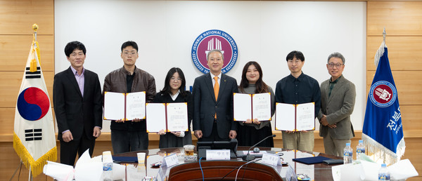 전북대학교 신문방송사가 주관한 ‘제25회 가람이병기청년시문학상·최명희청년소설문학상’ 수상자들에 대한 시상식이 7일 전북대학교 총장실에서 열렸다.(사진=전북대 제공) 