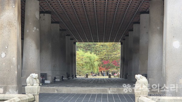 경복궁 안에서 바라본 바깥 풍경.