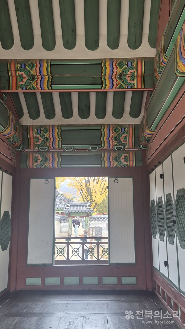 경복궁 내부 건물과 건물 사이 모습.