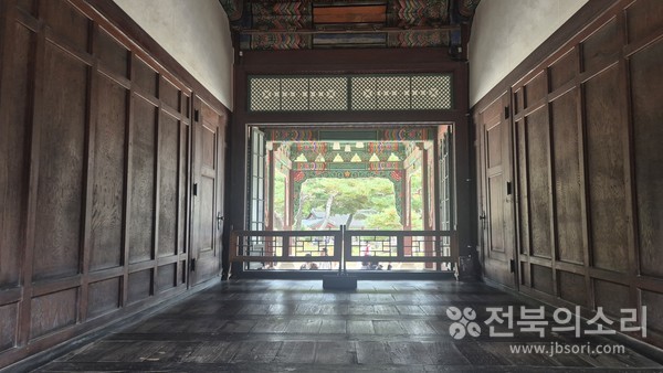 경복궁 내부 건물의 위엄 가득한 모습.