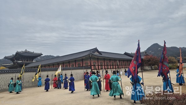 경복궁 수문장 교대식 장면.